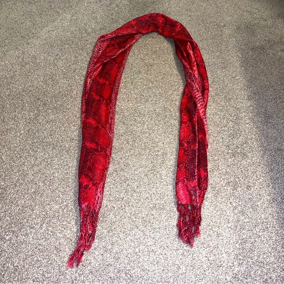 ❌SOLD❌🔥5/$25🔥 Red Snakeskin Print Scarf - Picture 3 of 3
